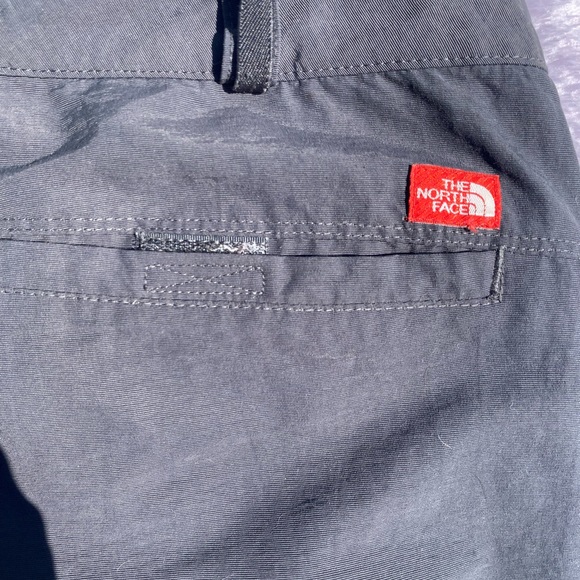 THE NORTH FACE GREY CARGOS PANTS/SHORTS - Picture 2 of 6